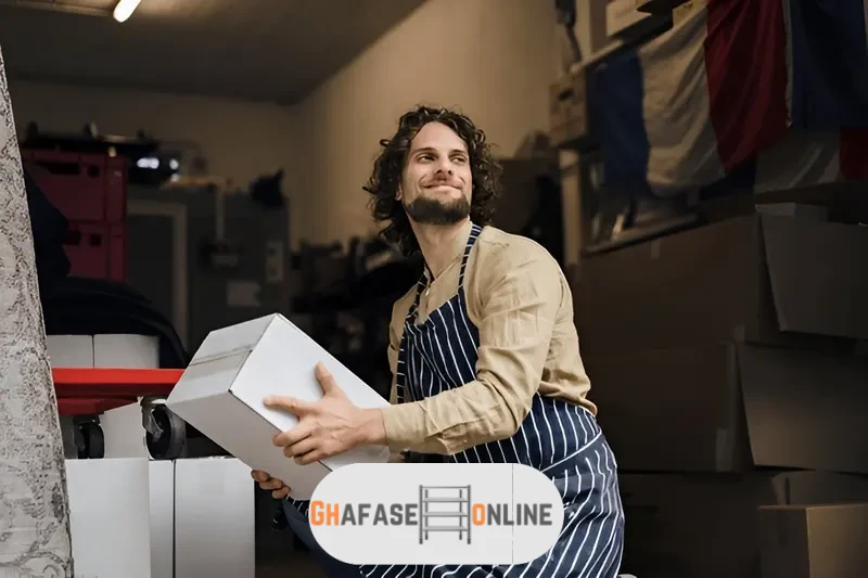 مردی در حال دیزاین انباری کوچک منزل