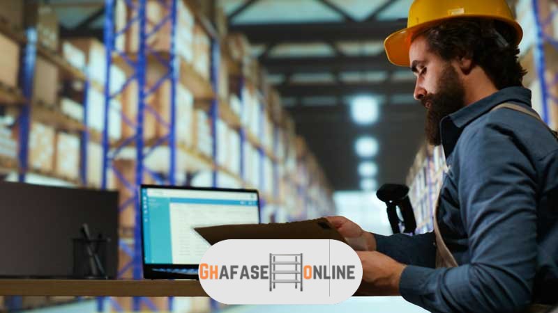 مردی پشت سیستم مدیریت موجودی انبار